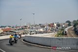 Proyek jalan layang ciroyom rampung. Pengendara melintasi Jembatan Layang Ciroyom, Bandung, Jawa Barat, Senin (13/5/2024). Proyek Jembatan Layang Ciroyom yang ditujukan untuk mengurai kemacetan tersebut sudah rampung dikerjakan dan telah dioperasikan meskipun belum diresmikan oleh pemerintah. ANTARA FOTO/Raisan Al Farisi/agr
