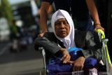 Sejumlah jamaah calon haji berjalan menuju gedung Bir Ali sebelum diberangkatkan ke Terminal 1 Bandara Internasional Juanda Surabaya di Asrama Haji Embarkasi Surabaya (AHES), Surabaya, Jawa Timur, Senin (13/5/2024). Panitia Penyelenggara Ibadah Haji (PPIH) Embarkasi Surabaya  telah memberangkatkan Kloter 1 sampai Kloter 10 dengan 3.710 jamaah calon haji sejak  Sabtu (11/5) sampai Senin (13/5). Antara Jatim/Didik Suhartono/mas.