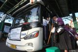 Sejumlah jamaah calon haji naik ke dalam bus sebelum diberangkatkan ke Terminal 1 Bandara Internasional Juanda Surabaya di Asrama Haji Embarkasi Surabaya (AHES), Surabaya, Jawa Timur, Senin (13/5/2024). Panitia Penyelenggara Ibadah Haji (PPIH) Embarkasi Surabaya  telah memberangkatkan Kloter 1 sampai Kloter 10 dengan 3.710 jamaah calon haji sejak  Sabtu (11/5) sampai Senin (13/5). Antara Jatim/Didik Suhartono/mas.