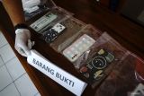 Polisi menunjukkan barang bukti pencurian handphone yang diamankan dari dua pelaku asal Kediri di Mapolsek Jombang, Jawa Timur, Senin (13/5/2024). Dua orang asal Kabupaten Kediri, Nurwiyati (70) dan Jayin (57) diamankan polisi karena melakukan pencurian ponsel dengan barang bukti lima buah HP serta satu unit mobil. Keduanya dijerat Pasal 363 subsider 362 dengan ancaman 5 Tahun penjara. Antara Jatim/Syaiful Arif/mas.