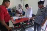 Petugas Kantor Kementerian Agama Aceh Besar menyiapkan koper jamaah calon haji yang akan dibagikan kepada jamaah di Banda Aceh, Aceh, Selasa (14/5/2024). Kantor Wilayah Kementerian Agama Provinsi Aceh mendistribusikan koper dan logistik lainnya bagi 4.709 jamaah calon haji tahun 2024 untuk persiapan keberangkatan haji 1445 H mulai 29 Mei 2024 untuk kelompok terbang pertama dari total 12 kloter Embarkasi Aceh. ANTARA FOTO/Khalis Surry