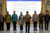 Plt Bupati Sidoarjo Subandi (keempat kanan) membacakan deklarasi komitmen bersama anti korupsi di Pendopo Sidoarjo, Jawa Timur, Selasa (14/5/2024). Kegiatan tersebut digelar dalam rangka meningkatkan kualitas penyelenggaraan pemerintahan yang baik (good governance) dan pemerintahan yang bersih. Antara Jatim/Umarul Faruq/mas