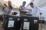 Jamaah calon haji asal Kabupaten Aceh Besar membawa pulang koper haji yang diibagikan oleh Kantor Kementerian Agama Aceh Besar di Banda Aceh, Aceh, Selasa (14/5/2024). Kantor Wilayah Kementerian Agama Provinsi Aceh mendistribusikan koper dan logistik lainnya bagi 4.709 jamaah calon haji tahun 2024 untuk persiapan keberangkatan haji 1445 H mulai 29 Mei 2024 untuk kelompok terbang pertama dari total 12 kloter Embarkasi Aceh. ANTARA FOTO/Khalis Surry