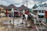 Pembersihan Material Banjir Bandang dari Gunung Singgalang