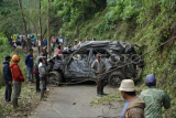 Evakuasi mobil kecelakaan di jalur Gunung Bromo