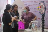 Pengunjung memilih kosmetik pada kegiatan bertajuk Kediri Beauty Fest 2024 di Kota Kediri, Jawa Timur, Rabu (15/5/2024). Pameran kosmetik produksi dalam negeri yang menghadirkan 27 stand dari 12 merk kosmetik tersebut sebagai upaya mempertemukan produsen kepada distributor dan masyarakat guna mendapatkan kosmetik berkualitas dengan harga terjangkau. Antara Jatim/Prasetia Fauzani/um