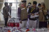 Petugas PPIH melakukan pengecekan kopor milik jamaah calon haji di Asrama haji Embarkasi Kertajati, Indramayu, Jawa Barat, Rabu (15/5/2024). Panitia Penyelenggara Ibadah Haji (PPIH) Embarkasi Kertajati menerapkan layanan terpadu satu atap untuk jamaah calon haji dengan langsung dilakukan pengecekan kesehatan, pemberian gelang, uang saku, dokumen visa dan paspor hingga pemeriksaan X-ray di Asrama haji sehingga lebih ringkas dan jamaah calon haji dapat langsung masuk pesawat setibanya di bandara. ANTARA FOTO/Dedhez Anggara/agr
