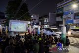 Warga menyaksikan pertandingan Championship Series-BRI Liga 1 antara Persib Bandung melawan Bali United di Taman Lilin, Bandung, Jawa Barat, Selasa (15/5/2024). Warga Kota Bandung menggelar nonton bareng untuk mendukung Persib pada laga pertama Championship Series yang digelar di Bali Training Center, Gianyar, Bali. ANTARA FOTO/Novrian Arbi/agr