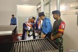 Personel Pos TNI AU Lanud H.AS Hanandjoeddin bekerja sama dengan aparat  terkait lainnya melaksanakan pengamanan keberangkatan jamaah haji bertempat di Bandara Depati Amir, Rabu (15/5/2024). (ANTARA/ HO-Lanud H.AS Hanandjoeddin)