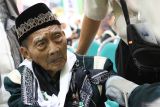 Calon haji bernama Hardjo Mislan (109) menjalani pemeriksaan tekanan darah saat kedatangannya di gedung Mina, Asrama Haji Embarkasi Surabaya (AHES), Surabaya, Jawa Timur, Rabu (15/5/2024). Calon haji yang berumur 109 tahun itu merupakan calon haji tertua di Indonesia dari kloter 19 asal Kabupaten Ponorogo dan dijadwalkan berangkat ke Tanah Suci pada Kamis (16/5). Antara Jatim/Didik Suhartono/mas.