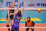 Pevoli putri Jakarta Popsivo Polwan Madison Kingdon Rishel (kiri) melakukan smes ke arah pevoli Jakarta Electric PLN Rissa Meiga Rianti (kedua kiri) dalam pertandingan PLN Mobile Proliga 2024 putaran pertama minggu keempat di GOR Tri Dharma, Gresik, Jawa Timur, Kamis (16/5/2024). Jakarta Popsivo Polwan menang atas Jakarta Electric PLN dengan skor 3-1 (25-23, 25-21, 25-19, dan 25-14). Antara Jatim/Rizal Hanafi/um 