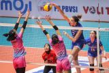 Pevoli putri Jakarta Pertamina Enduro Ivana Vanjak (kedua kanan) melakukan smes ke arah pevoli Jakarta Livin Mandiri Angeli Faulina (kiri) dan Kadek Diva Yanti Putri (tengah) dalam pertandingan PLN Mobile Proliga 2024 putaran pertama minggu keempat di GOR Tri Dharma, Gresik, Jawa Timur, Kamis (16/5/2024). Jakarta Pertamina Enduro menang atas Jakarta Livin Mandiri dengan skor 3-1 (25-22, 25-12, 18-25, dan 25-23). Antara Jatim/Rizal Hanafi/um 