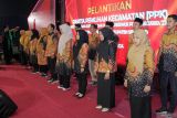 Sejumlah anggota Panitia Pemilihan Kecamatan (PPK) mengucapkan sumpah jabatan saat pelantikan di Sidoarjo, Jawa Timur, Kamis (16/5/2024). Sebanyak 90 PPK Sidoarjo dilantik untuk ditempatkan di 18 kecamatan guna terselenggaranya pemilihan kepala daerah 2024. Antara Jatim/Umarul Faruq/mas