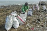 Warga mengumpulkan sampah di Pantai Talanca, Desa Loji, Simpenan, Kabupaten Sukabumi, Jawa Barat, Kamis (16/5/2024). Aksi bersih pantai yang melibatkan sejumlah organisasi, perangkat desa, TNI-Polri, mahasiswa, dan pelajar tersebut sebagai bentuk kepedulian terhadap lingkungan serta upaya mengurangi sampah yang terbawa arus laut. ANTARA FOTO/Henry Purba/agr
