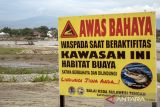Pemasangan papan peringatan bahaya buaya di Sungai Palu