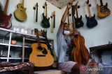 Muhammad Andik Gunawan, menyelesaikan pembuatan gitar elektrik custom di Desa Candimulyo, Kabupaten Jombang, Jawa Timur, Kamis (16/5/2024). Pembuatan gitar elektrik handmade skala rumahan yang digeluti Andik sejak tahun 2010 itu kini tembus pasar luar negeri dan untuk menyelesaikan satu gitar pesanan konsumen yang dijual mulai Rp1,7 juta sampai Rp9 juta, dia membutuhkan waktu satu bulan. Antara Jatim/Syaiful Arif/mas.