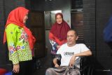 Pemkot Bandarlampung memberi bantuan kursi roda ke penyandang disabilitas