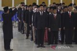 Anggota panitia pemilihan kecamatan (PPK) mengikuti pelantikan dan pengambilan sumpah untuk pilkada serentak di STIKES Muhammadiyah, Kabupaten Ciamis, Jawa Barat, Kamis (16/5/2023). Komisi Pemilihan Umum (KPU) Ciamis merekrut 135 anggota PPK untuk 27 kecamatan di Kabupaten Ciamis dalam tahapan pilkada serentak pada 27 November 2024. ANTARA FOTO/Adeng Bustomi/agr