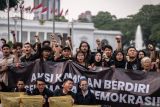 Sumarsih (kedua kanan) bersama aktivis Jaringan Solidaritas Korban untuk Keadilan menggelar Aksi Kamisan ke-815 di seberang Istana Merdeka, Jakarta, Kamis (16/5/2024). Mereka meminta kepada pemerintah untuk menuntaskan kasus pelanggaran berat HAM secara hukum sesuai amanat reformasi dan memenuhi hak-hak korban dan keluarga korban secara menyeluruh termasuk hak atas kebenaran, keadilan, reparasi dan jaminan ketidakberulangan. ANTARA FOTO/Bayu Pratama S/Spt.