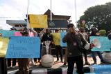 Sejumlah wartawan melakukan orasi sambil membawa poster berisi tuntutan saat menggelar aksi penolakan RUU penyiaran di depan gedung DPRD Kota Blitar, Jawa Timur, Jumat (17/5/2024). Sejumlah wartawan dari Persatuan Wartawan Indonesia (PWI) dan Ikatan Jurnalis Televisi Indonesia (IJTI) di Blitar Raya tersebut menolak keras draft rancangan undang-undang (RUU) penyiaran yang kini sedang di bahas oleh badanlegislatif (Baleg) DPR RI, karena terdapat sejumlah pasal yang dinilai akan membungkam kerja jurnalisme, salah satunya mengenai pelarangan penyiaran jurnalisme investigasi. Antara Jatim/Irfan Anshori/um