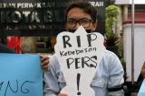 Seorang wartawan membawa papan nisan sebgai bentuk protes saat menggelar aksi penolakan RUU penyiaran di depan gedung DPRD Kota Blitar, Jawa Timur, Jumat (17/5/2024). Sejumlah wartawan dari Persatuan Wartawan Indonesia (PWI) dan Ikatan Jurnalis Televisi Indonesia (IJTI) di Blitar Raya tersebut menolak keras draft rancangan undang-undang (RUU) penyiaran yang kini sedang di bahas oleh badanlegislatif (Baleg) DPR RI, karena terdapat sejumlah pasal yang dinilai akan membungkam kerja jurnalisme, salah satunya mengenai pelarangan penyiaran jurnalisme investigasi. Antara Jatim/Irfan Anshori/um