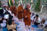 Warga sambut kedatangan Bhikkhu Thudong di Temanggung