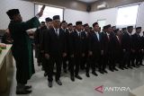 Sejumlah anggota Panitia Pengawas Pemilihan (Panwaslih) Aceh mengucapkan  sumpah/janji  saat pelantikan secara virtual di Banda Aceh, Aceh, Jumat (17/5/2024).  Badan Pengawas Pemilihan Umum (Bawaslu) RI  melantik secara virtual sebanyak 45 anggota Panwaslih dari sejumlah kabupaten/kota se-Aceh yang akan bertugas pada pemilihan kepala daerah serentak tahun 2024 di provinsi Aceh. ANTARA FOTO/Ampelsa.