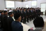 Sejumlah anggota Panitia Pengawas Pemilihan (Panwaslih) Aceh bersiap mengikuti pembacaan sumpah/janji saat  pelantikan secara virtual di Banda Aceh, Aceh, Jumat (17/5/2024).  Badan Pengawas Pemilihan Umum (Bawaslu) RI  melantik secara virtual sebanyak 45 anggota Panwaslih dari sejumlah kabupaten/kota se-Aceh yang akan bertugas pada pemilihan kepala daerah serentak tahun 2024 di provinsi Aceh. ANTARA FOTO/Ampelsa.