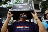 Sejumlah wartawan melakukan teatrikal menggunakan miniatur televisi saat aksi unjuk rasa tolak Rancangan Undang-undang (RUU) Penyiaran di Depan Gedung DPRD Kota Malang, Malang, Jawa Timur, Jumat (17/5/2024). Wartawan yang tergabung dalam organisasi Pewarta Foto Indonesia (PFI), Ikatan Jurnalis Televisi Indonesia (IJTI), Aliansi Jurnalis Independen (AJI), dan Persatuan Wartawan Indonesia (PWI) di daerah tersebut menggelar aksi untuk menolak pasal-pasal dalam RUU penyiaran yang dinilai berpotensi mengalangi tugas jurnalistik dan kebebasan pers. Antara Jatim/Irfan Sumanjaya/mas.