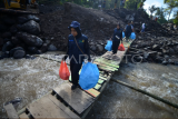 Distribusi logistik ke daerah terisolir banjir bandang