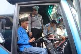 Polisi dan Dishub Lampung Selatan cek kendaraan bus jamaah cegah laka lantas