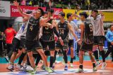 Pevoli putra Palembang Bank Sumselbabel melakukan selebrasi usai menang melawan Jakarta Lavani Allo Bank Electric dalam pertandingan PLN Mobile Proliga 2024 putaran kedua minggu pertama di GOR Tri Dharma, Gresik, Jawa Timur, Sabtu (18/5/2024). Palembang Bank Sumselbabel menang atas Jakarta Lavani Allo Bank Electric dengan skor 3-2 (22-25, 25-11, 25-17, 19-25, dan 15-11). Antara Jatim/Rizal Hanafi/mas.