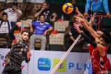 Pevoli putra Palembang Bank Sumselbabel Armin Afshin Far (kiri) melakukan smes ke arah pevoli Jakarta Lavani Allo Bank Electric Mohammadreza Beik (tengah) dan Reihan Andiko Firli (kanan) dalam pertandingan PLN Mobile Proliga 2024 putaran kedua minggu pertama di GOR Tri Dharma, Gresik, Jawa Timur, Sabtu (18/5/2024). Palembang Bank Sumselbabel menang atas Jakarta Lavani Allo Bank Electric dengan skor 3-2 (22-25, 25-11, 25-17, 19-25, dan 15-11). Antara Jatim/Rizal Hanafi/mas.