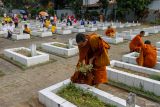 Sejumlah Bhikkhu menabur bunga saat berziarah di Taman Makam Pahlawan (TMP) Batu, Jawa Timur, Minggu (19/5/2024). Kegiatan ziarah dan tabur bunga tersebut dilakukan dalam rangkaian menyambut Hari Raya Waisak 2568 BE/2024. Antara Jatim/Muhammad Mada/um 
