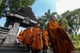 Tradisi Pindapata sambut Waisak di Malang. Sejumlah Bhikkhu melintas saat mengikuti prosesi Pindapata di Ngaglik Batu, Jawa Timur, Minggu (19/5/2024). Tradisi Pindapata atau penerimaan persembahan makanan, obata-obatan, dan jubah dilandasi dengan cinta kasih sebagai wujud perbuatan baik untuk memperbaiki kehidupan itu untuk menyambut Trisuci Waisak 2568 TB/2024. Antara Jatim/Muhammad Mada/um 