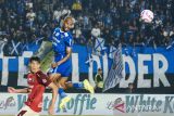 Pesepak bola Persib Bandung David Da Silva (kanan) berebut bola udara dengan pesepak bola Bali United Elias Dola (kiri) pertandingan semifinal Championship Series-BRI Liga 1 di Stadion Si Jalak Harupat, Kabupaten Bandung, Jawa Barat, Sabtu (18/5/2024).  David Da Silva dipastikan menjadi top scorer atau pencetak gol terbanyak BRI Liga 1 yang berhasil mencetak 27 gol pada musim ini dengan menyisakan satu pertandingan di laga final. ANTARA FOTO/Novrian Arbi/agr
