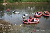 Aktivis dan relawan dari Walhi Jawa Barat menaiki perahu untuk melihat kualitas air dari Sungai Citarum saat Aksi untuk Kualitas Air Sungai Citarum di Kabupaten Bandung, Jawa Barat, Minggu (19/5/2024). Aksi dalam rangkaian Hari Citarum yang diperingati tiap tanggal 24 mei tersebut sebagai bentuk kampanye terkait kualitas air dari Sungai Citarum yang masih tercemar. ANTARA FOTO/Novrian Arbi/agr