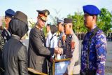 Kapolda Sulbar memberi penghargaan kepada 24 personel berprestasi