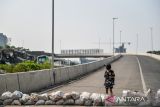 Seorang anak bermain di Jalan Layang Ciroyom yang ditutup di Bandung, Jawa Barat, Senin (20/5/2024). Warga Ciroyom menutup Jalan Layang akibat maraknya kecelakaan yang terjadi di jembatan layang yang telah dioperasikan namun belum diresmikan tersebut. ANTARA FOTO/Raisan Al Farisi/agr
