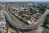 Foto udara Jalan Layang Ciroyom yang ditutup di Bandung, Jawa Barat, Senin (20/5/2024). Warga Ciroyom menutup Jalan Layang akibat maraknya kecelakaan yang terjadi di jembatan layang yang telah dioperasikan namun belum diresmikan tersebut. ANTARA FOTO/Raisan Al Farisi/agr
