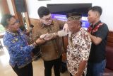 Bupati Kediri Hanindhito Himawan Pramana (kedua kiri) menyerahkan bantuan tangan palsu kepada warga di Kediri, Jawa Timur, Senin (20/5/2024). Penyerahan alat bantu mobilisasi dan alat bantu dengar yang bersumber dari Anggaran Pendapatan dan Belanja Daerah (APBD) Kabupaten Kediri tersebut untuk 19 orang penyandang disabilitas kurang mampu. Antara Jatim/Prasetia Fauzani/mas.