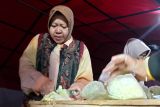 Mensos ikut masak di dapur pengungsian bencana banjir di Sumatera Barat