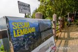Warga berada di kawasan Wisata Tebing Keraton yang merupakan bagian dari sesar lembang di Ciburial, Kabupaten Bandung, Jawa Barat, Selasa (21/5/2024). Berdasarkan Pemetaan Peta Sumber dan Bahaya Gempa Indonesia Pusat Studi Gempa Nasional (Pusgen), Sesar Lembang yang panjangnya sekitar 30 km ini memiliki potensi magnitudo maksimum 6,8. ANTARA FOTO/Raisan Al Farisi/agr
