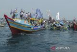 Warga mengikuti tradisi Labuh Saji di Palabuhanratu, Kabupaten Sukabumi, Jawa Barat, Selasa (21/5/2024). Tradisi yang digelar setahun sekali dengan melepas tukik dan benur tersebut dilakukan sebagai ungkapan rasa syukur nelayan kepada Tuhan Yang Maha Esa atas melimpahnya hasil tangkapan laut. ANTARA FOTO/Henry Purba/agr
