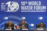 Menteri Koordinator Bidang Kemaritiman dan Investasi Luhut Binsar Pandjaitan (tengah), Menteri PUPR Basuki Hadimuljono (kiri), dan Dirjen Kerja Sama Multilateral Kemenlu Tri Tharyat menyampaikan keterangan pers seusai Pertemuan Tingkat Menteri World Water Forum ke-10 di Nusa Dua, Bali, Selasa (21/5/2024). ANTARA FOTO/Media Center World Water Forum 2024/Wahdi Septiawan/wsj.