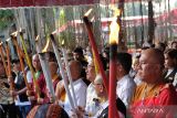 Sejumlah Bhikkhu memimpin upacara penyematan Api Dharma dalam rangkaian perayaan Tri Suci Waisak 2568 BE/ 2024 di pelataran Candi Mendut, Mungkid, Magelang, Jawa Tengah, Selasa (21/5/2024). Api Dharma diambil dari sumber Api Abadi Mrapen, Grobogan di semayamkan di Candi Mendut sebelum dibawa ke Candi Borobudur untuk perayaan Waisak. ANTARA FOTO/Anis Efizudin/wsj.