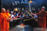 Sejumlah perwakilan umat Buddha mengambil Api Dharma Waisak menggunakan obor dari sumber Api Abadi Mrapen, Desa Manggarmas, Godong, Grobogan, Jawa Tengah, Selasa (21/6/2024). Prosesi pengambilan api rangkaian ritual jelang Hari Raya Waisak itu diikuti Bikkhu dan perwakilan majelis umat Buddha, kemudian api disemayamkan di Candi Mendut dan dibawa menuju altar utama di Candi Borobudur pada puncak prosesi Hari Raya Waisak 2568 BE/2024. ANTARA FOTO/Yusuf Nugroho/wsj.