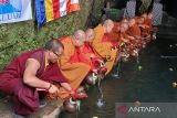 Puluhan  biksu melakukan pengambilan air berkah Waisak di Umbul Jumprit