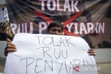 Jurnalis melakukan aksi damai di depan Pendopo Indramayu, Jawa Barat, Rabu (22/5/2024). Aksi jurnalis dari perwakilan organisasi Ikatan Jurnalis Televisi Indonesia (IJTI) Indramayu, Aliansi Jurnalis Independen (AJI) Indramayu dan Forum Jurnalis Ruko tersebut menolak rancangan undang-undang (RUU) no 32 Tahun 2002 tentang penyiaran yang dinilai menghalangi tugas jurnalistik dan kebebasan pers. ANTARA FOTO/Dedhez Anggara/agr