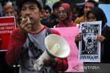 Sejumlah jurnalis menyampaikan aspirasinya saat unjuk rasa di Gedung DPRD Sumatera Utara, Medan, Selasa (21/5/2024). Massa aksi yang tergabung dari Pewarta Foto Indonesia (PFI) Medan, Aliansi Jurnalis Independen (AJI) Medan, Ikatan Jurnalis Televisi Indonesia (IJTI) Medan dan Forum Jurnalis Perempuan Indonesia (FJPI) Medan tersebut menolak rancangan undang-undang (RUU) No 32 Tahun 2002 tentang penyiaran yang dinilai menghalangi tugas jurnalistik dan kebebasan pers. 